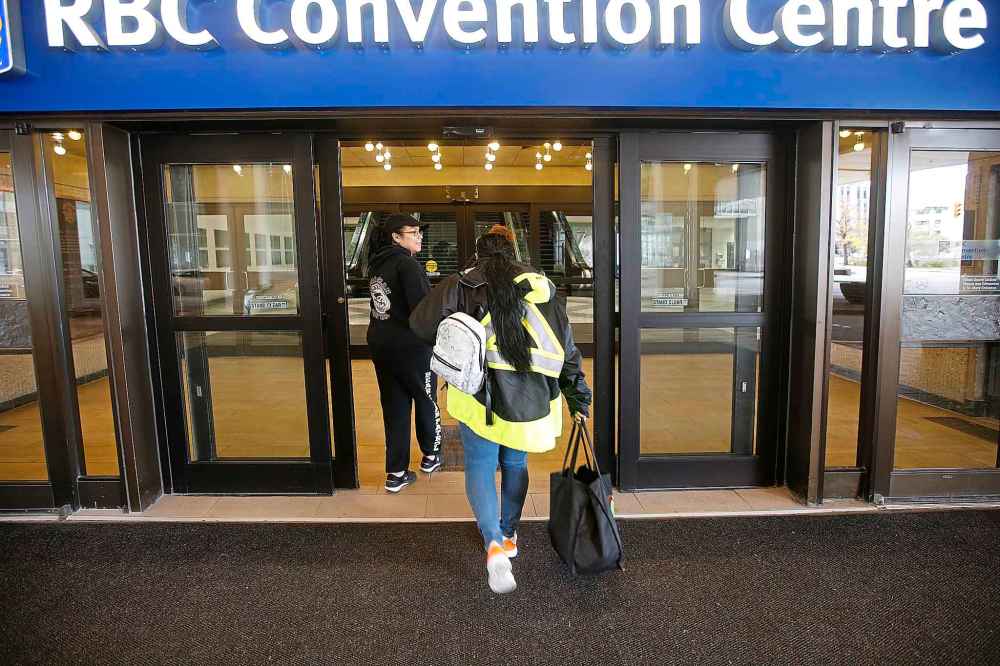 People head to the temporary Red Cross shelter at the RBC Convention Centre on Monday. (John Woods / Winnipeg Free Press)