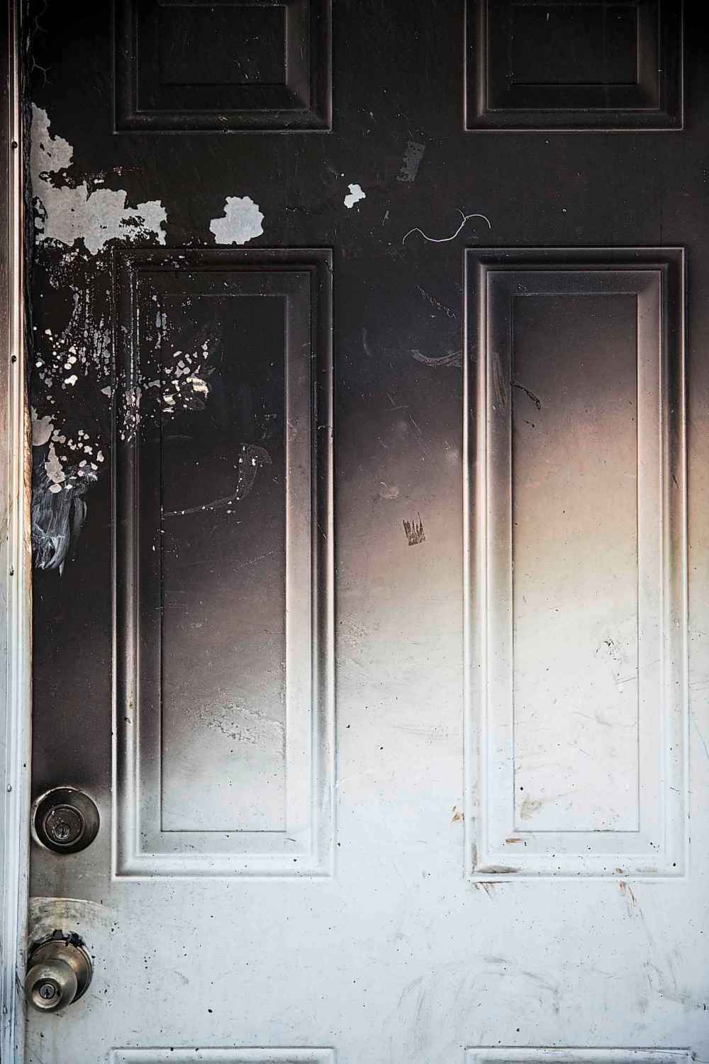 As the smoke thickened, Shanae Harper said police started shouting at them, urging them to get out the bedroom through a window, onto the roof. (Mikaela MacKenzie / Winnipeg Free Press)
