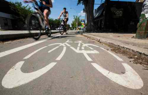 MIKAELA MACKENZIE / WINNIPEG FREE PRESS 
Cyclists use the divided bike lane on Sherbrook Street. Coun. Ross Eadie says the city’s cycling plan was ‘flawed from the get-go.’