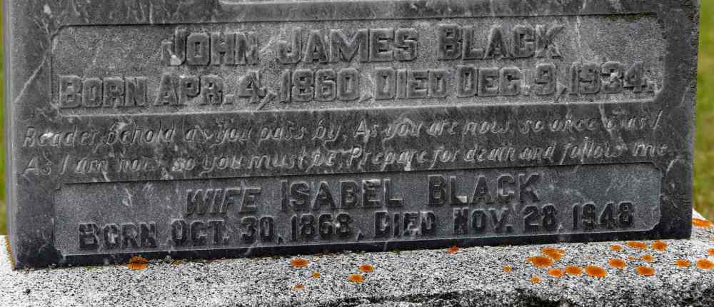 WAYNE GLOWACKI / WINNIPEG FREE PRESS
The late John Black has a message on his gravestone for passersby in the Riverside Cemetery in Neepawa.