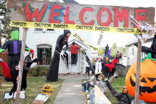 Brandon Sun 12102017
Wally Sawchuk sets up Halloween decorations in the front yard of his home on a windy Thursday afternoon. Sawchuk has been decorating his yard in Brandon with spooky decorations for over 20 years. (Tim Smith/The Brandon Sun)