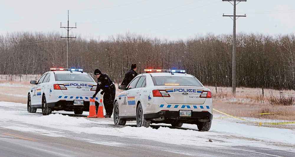 WAYNE GLOWACKI / WINNIPEG FREE PRESS FILES
RCMP officers at a taped-off scene on Highway 6.