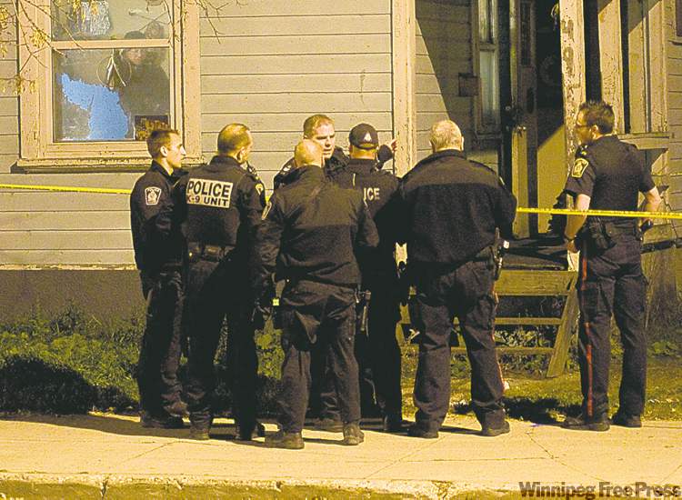 DAVID LIPNOWSKI / WINNIPEG FREE PRESS
Police investigate shooting on Dufferin Avenue.