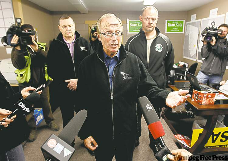 TREVOR HAGAN / WINNIPEG FREE PRESS
Sam Katz is joined by Winnipeg Police Service members as he speaks to the media.