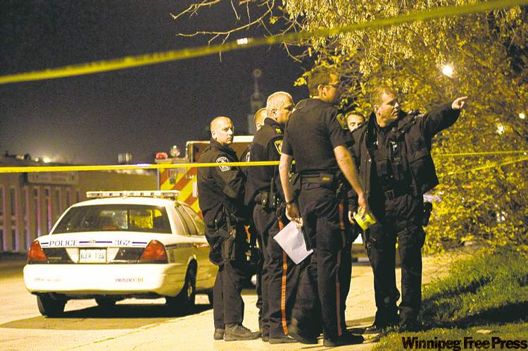 DAVID LIPNOWSKI / WINNIPEG FREE PRESS ARCHIVES
Officers investigate on Dufferin Avenue Saturday.