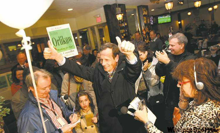 Ruth Bonneville / Winnipeg Free Press
A victorious John Orlikow gives two thumbs up to his supporters after arriving at The Grove Restaurant.