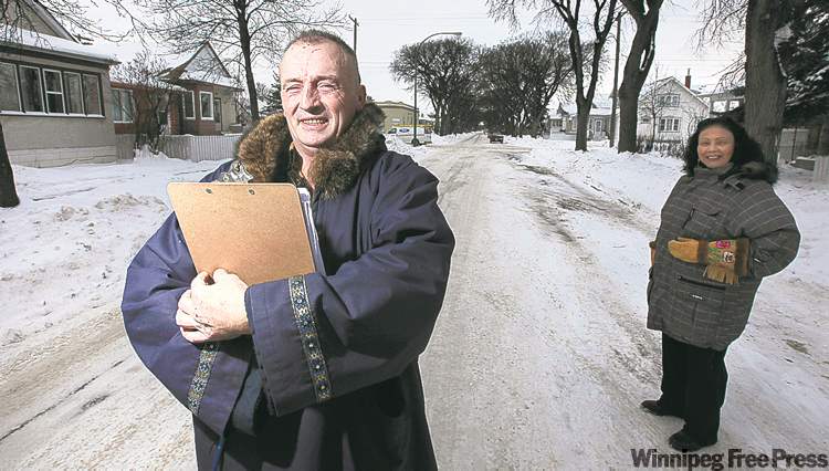PHIL.HOSSACK@FREEPRESS.MB.CA
Rodney Hunt, chief of the Saskatchewan River First Nation Inc., says people are afraid of city police. Behind Hunt is petition supporter Annie Dufrane, president of the tenants' association at the Dakota Ojibway First Nations Housing Authority.