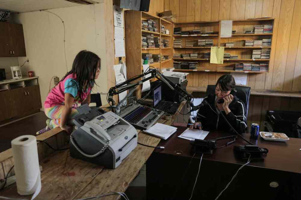 Mike Deal / Winnipeg Free Press
Melony, 4, watches as Vicki Okemow takes a call in the local radio station.