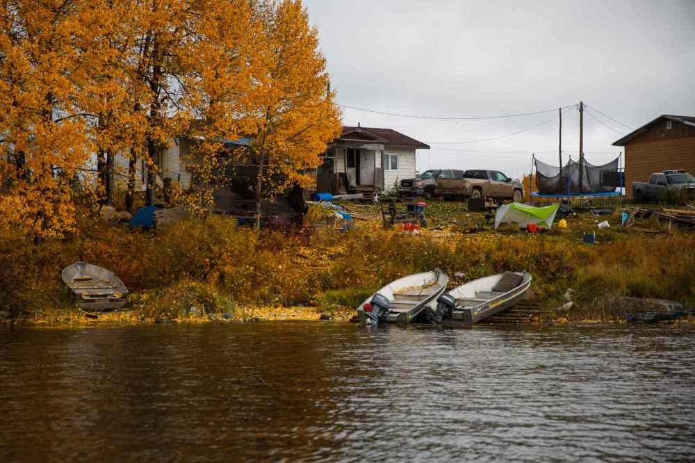Mike Deal / Winnipeg Free Press
Houses sit on the edge of the lake.