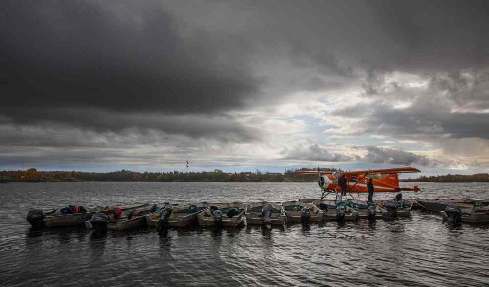 Mike Deal / Winnipeg Free Press
A float plane docks at Healey's Lodge until the rainy weather passes before flying out a crew of moose hunters.