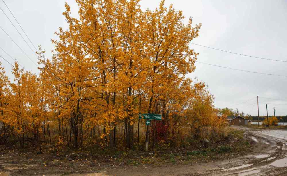 Mike Deal / Winnipeg Free Press
A sign points towards the direction of the winter road in God's Lake Narrows First Nation.