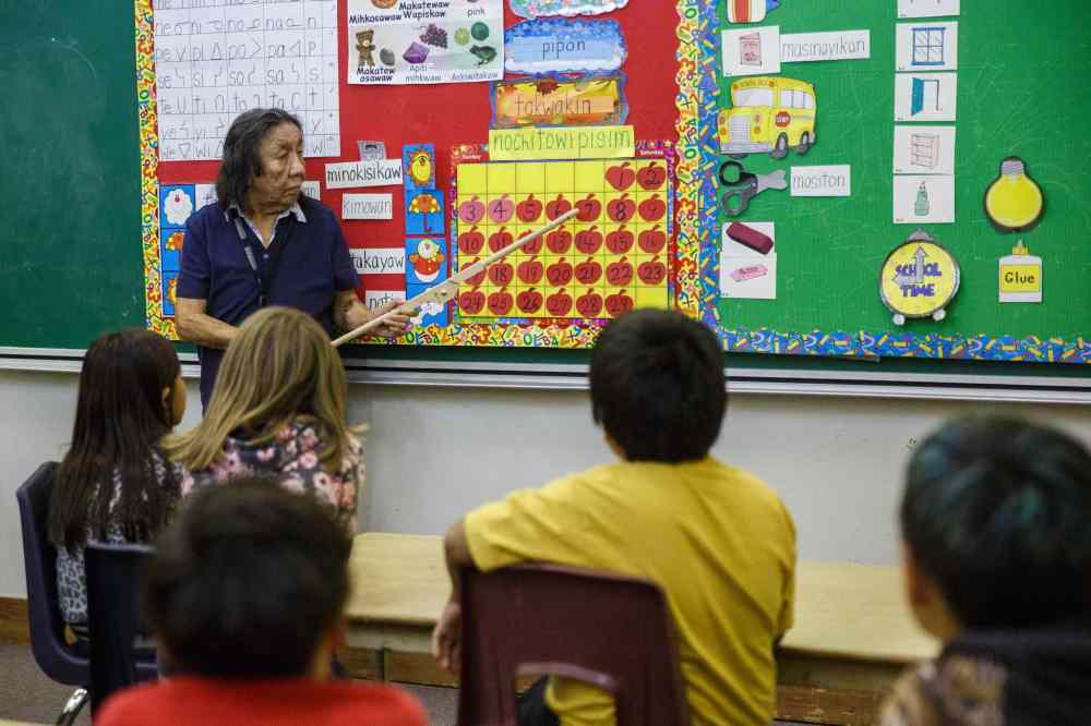 Mike Deal / Winnipeg Free Press
Marion Mason with Grade Three students at God's Lake Narrows First Nation School.