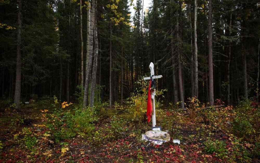 Mike Deal / Winnipeg Free Press
A cross marks the spot where Krystal Andrews’ body was found in 2015 near the garbage dump in God’s Lake Narrows. The young woman was heading home from a friend’s house when she went missing.