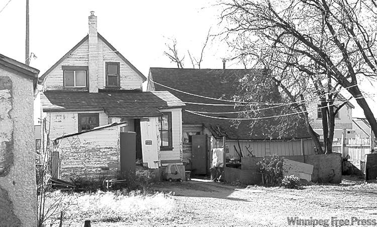 DAVID LIPNOWSKI / WINNIPEG FREE PRESS
SECOND SHOOTING: 8:40-8:45 p.m., 495 Dufferin Ave. Two shots fired. One man hit.
