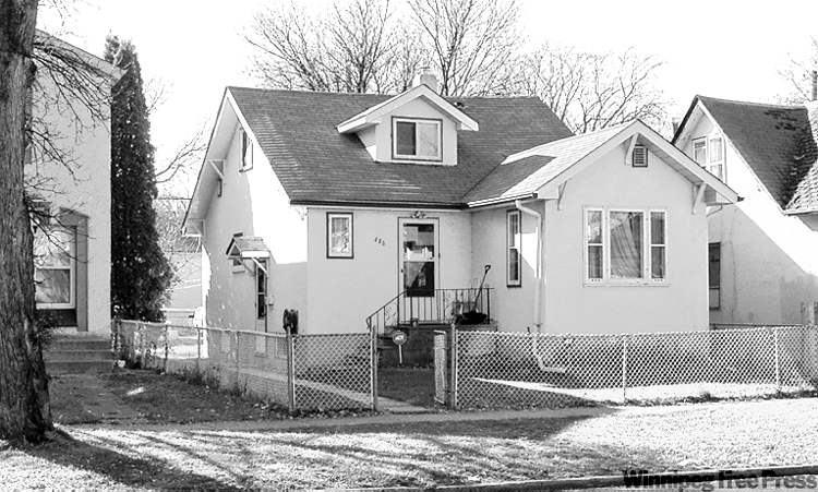DAVID LIPNOWSKI / WINNIPEG FREE PRESS
THIRD SHOOTING: 9:14 p.m., 486 Boyd Ave. Two shots fired. One man hit.