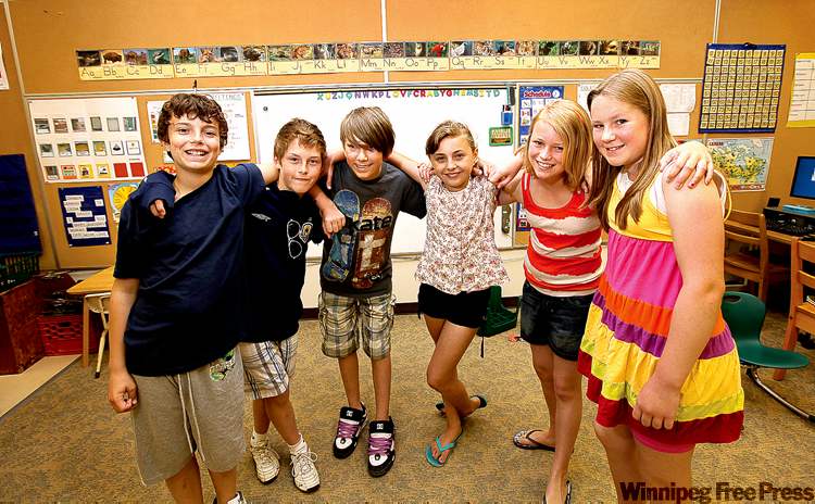 ruth bonneville / winnipeg free press
Group photo of Windsor School Grade 6 class that has been together since kindergarden. From left Quinn, Jesse, Garrett, Aby, Hailey and Sarah. Inset, the group in kindergarten.