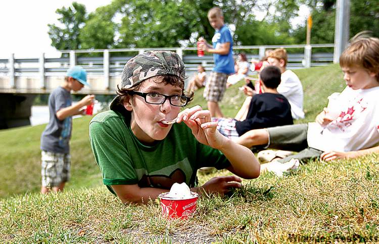RUTH BONNEVILLE / WINNIPEG FREE PRESS
Grade 6 student Noah at Windsor School chows down on a hot fudge sundae from the BDI on the last day of school.