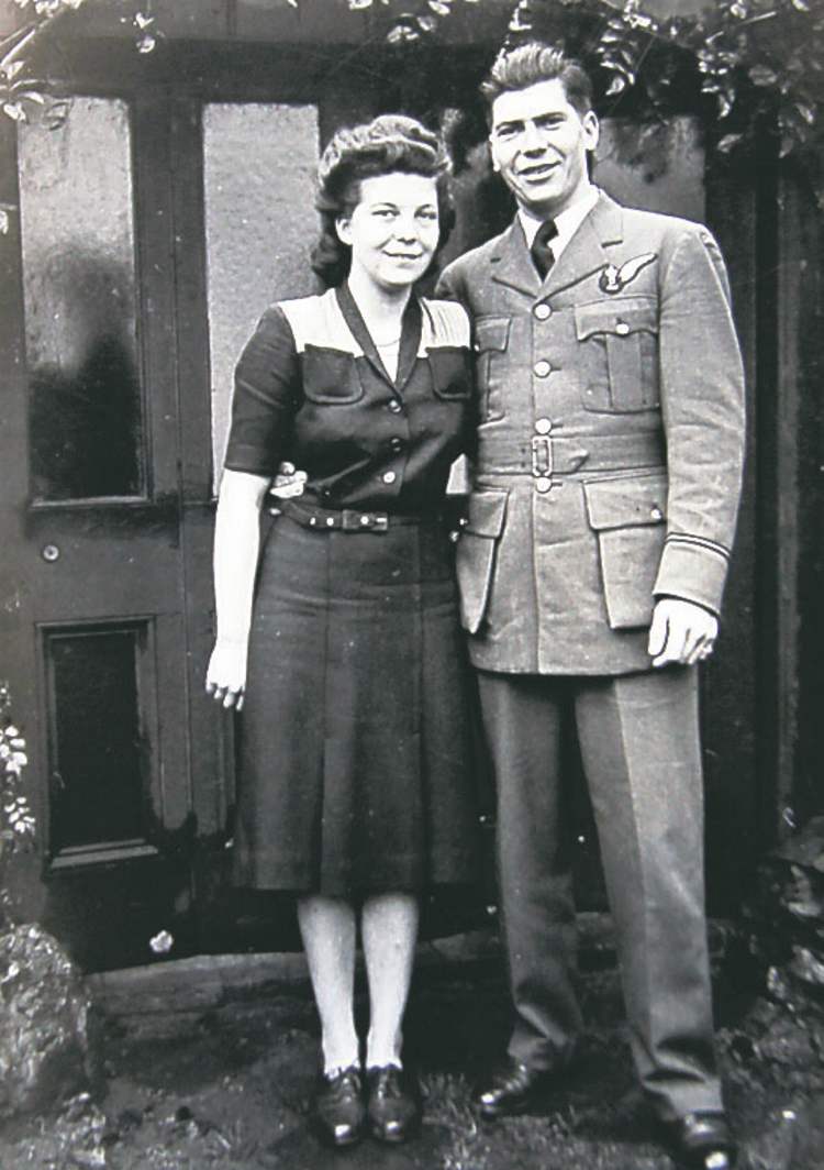 WAYNE GLOWACKI / WINNIPEG FREE PRESS
Rose with her future husband Arnold Lindsay in England in 1944.
