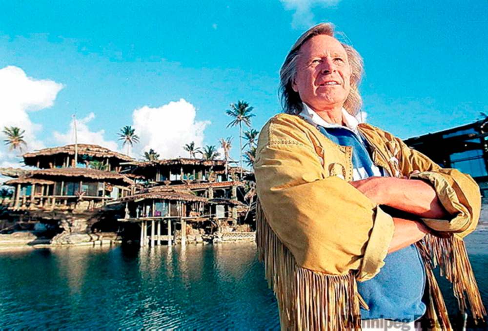 (NYT24) LYFORD CAY, the Bahamas -- May 25, 2000 -- BAHAMA-OLDMONEY-1 -- Here on