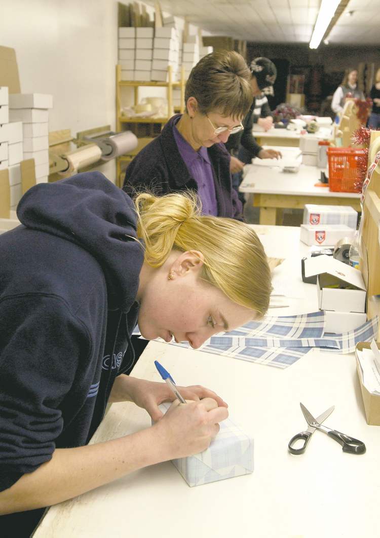 Fred Greenslade / Winnipeg Free Press Archives
MediPlan Pharmacy quickly went from one employee to 60 in early 2002. It would continue to grow to 230 employees, including 16 pharmacists -- a huge economic boon to the small town of Minnedosa.