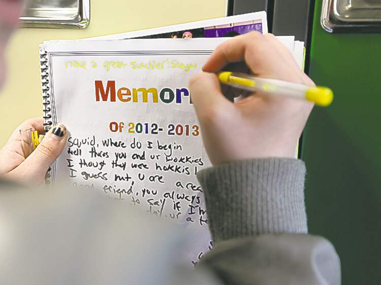 Ruth Bonneville / Winnipeg Free Press
Grade 8 Windsor School students spend the final moments on the last day of school writing in each others yearbooks, cleaning out lockers and sharing tearful goodbyes as they transition from middle years school to high school.