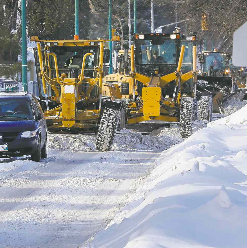 KEN GIGLIOTTI / WINNIPEG FREE PRESS FILES
Snow-clearing equipment can't be repaired fast enough to keep up with the job, so non-union mechanics are assisting.