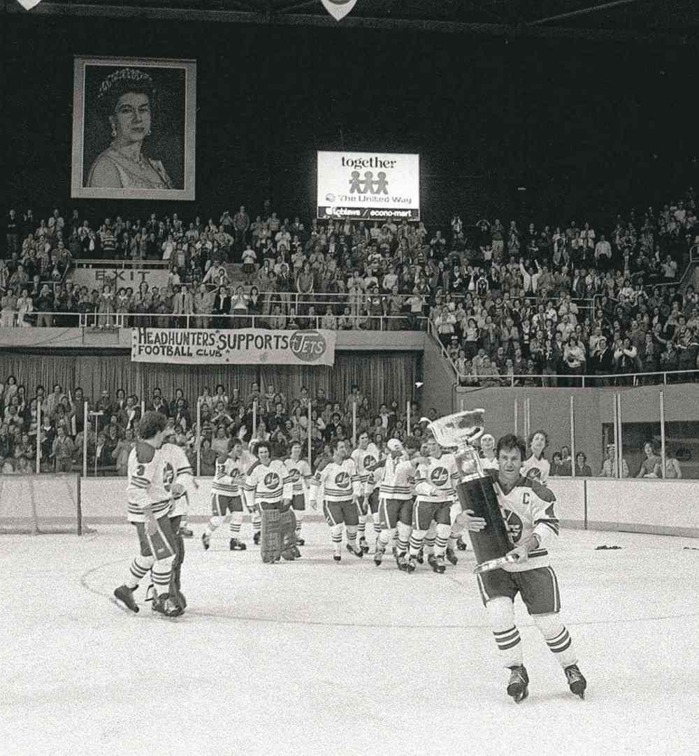 JON THORDARSON / WINNIPEG FREE PRESs / WINNIPEG TRIBUNE files
Winnipeg Jets captain Lars-Erik Sjoberg carries the WHA Avco Cup in 1978 at the arena under Burch's first portrait of the Queen.