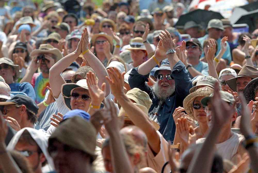 MIKE APORIUS/WINNIPEG FREE PRESS The crowd applauds during a Sunday afternoon workshop at Folk Fest. July 14/2002