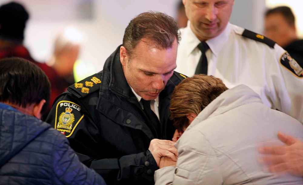 PHIL HOSSACK / WINNIPEG FREE PRESS
City Police Chief Danny Smyth consoles Imelda Adao at Maples Collegiate, Friday.