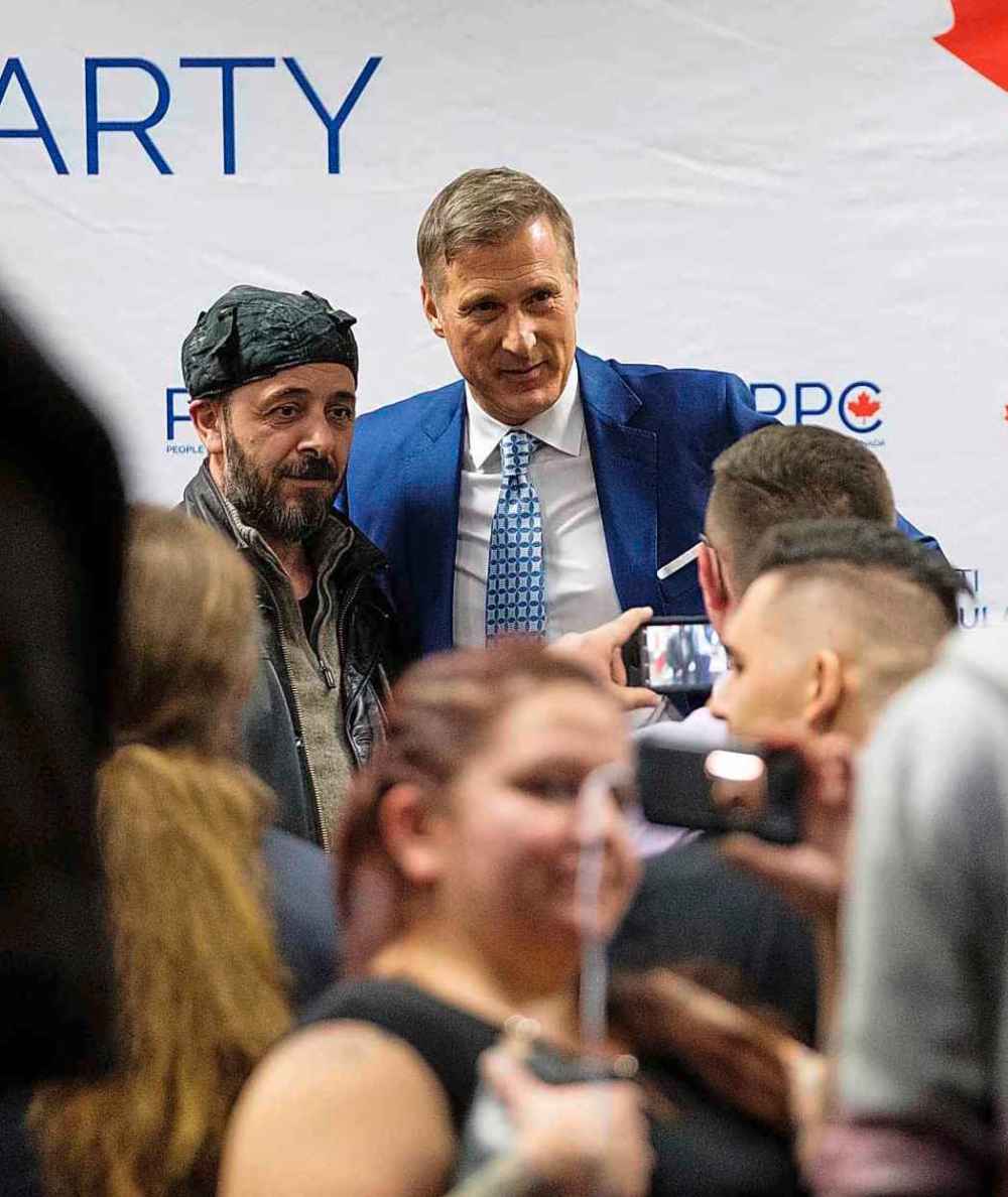 Daniel Crump / Winnipeg Free Press
Bernier posed for selfies with some of the roughly 250 people attending his rally at the Airport Holiday Inn in Winnipeg, Wednesday evening.