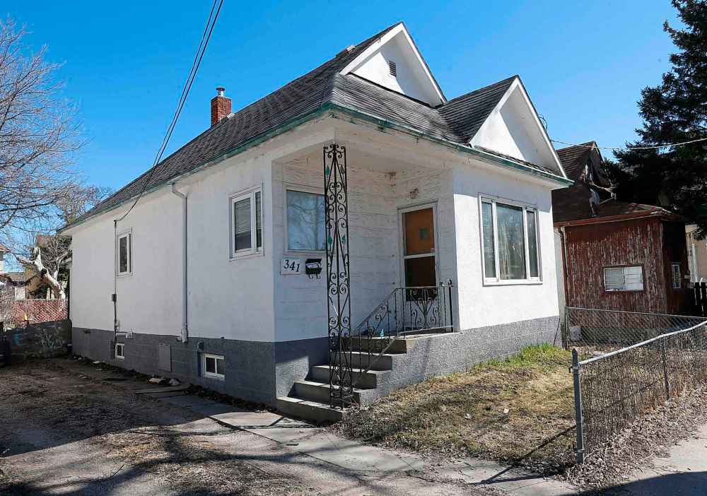 WAYNE GLOWACKI / WINNIPEG FREE PRESS FILES
The house at 341 Burrows Ave., the location police believe Christine Wood was murdered.