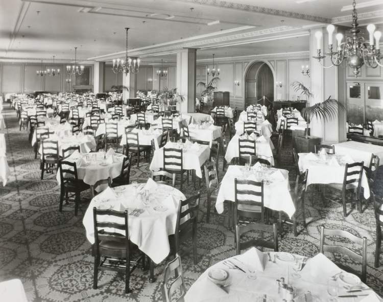 Hudson's Bay Company Archives, Archives of Manitoba
Winnipeggers could dine in style at The Bay's Georgian Room.