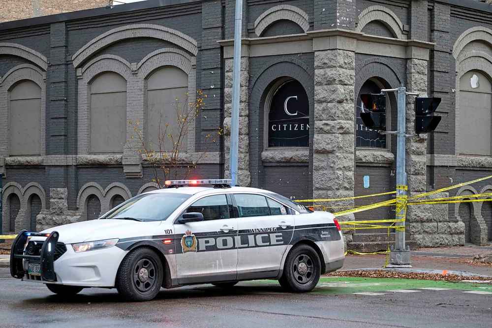 Police shut down a section of Princess Street around Citizen Nightclub in the Exchange District on Saturday, Nov. 2, as they investigate the 38th homicide in the city this year. (Daniel Crump / Winnipeg Free Press)