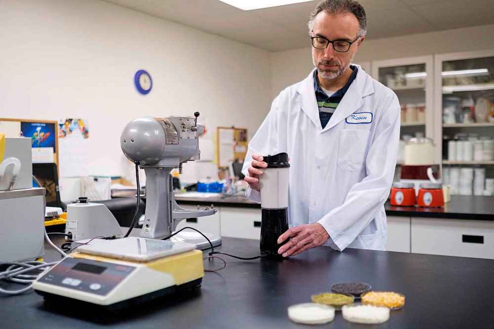 Daniel Crump / Winnipeg Free Press
Kevin Segall mixes Burcon's newly developed protein powder into a drink.