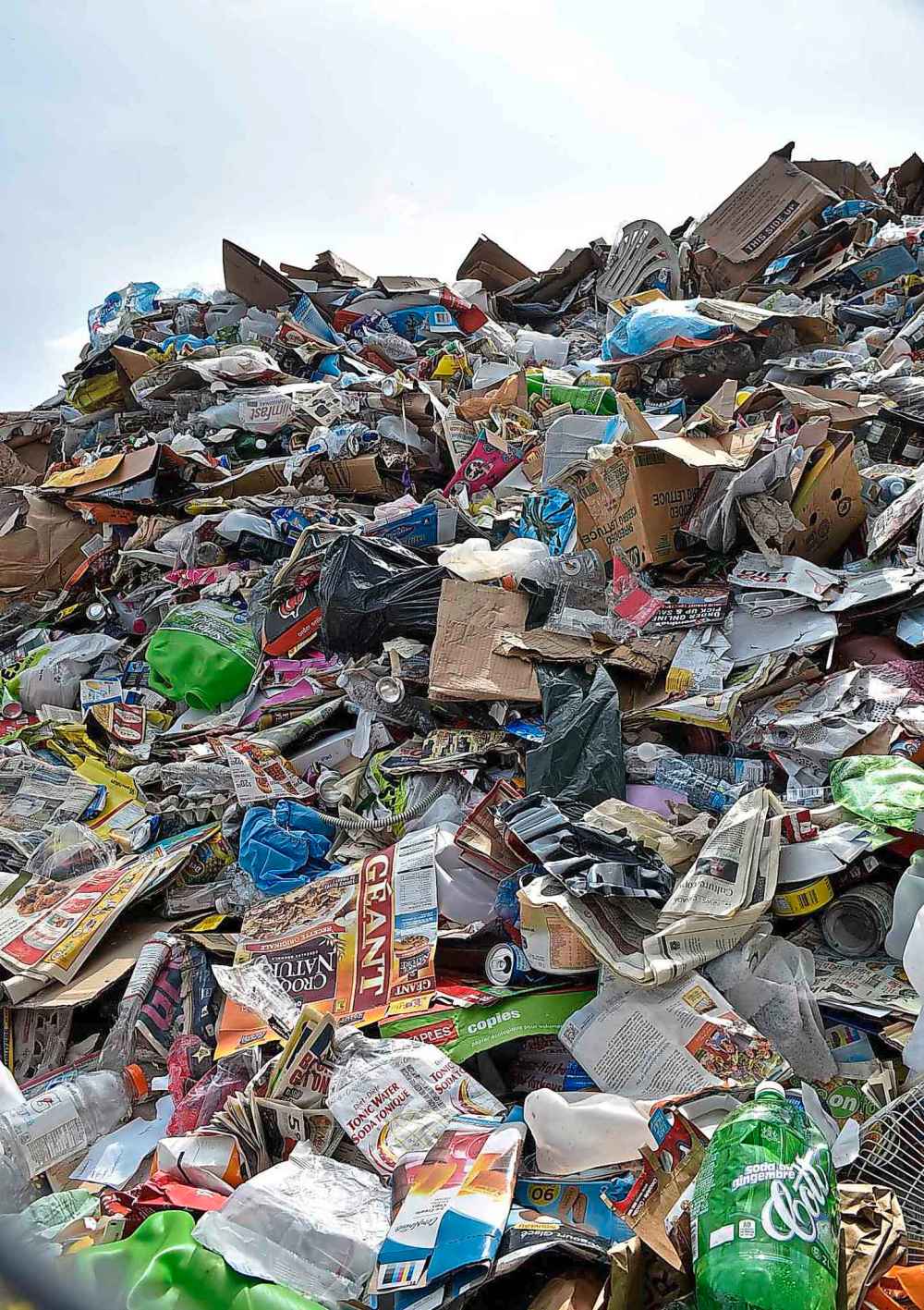 TESSA VANDERHART / WINNIPEG FREE PRESS
Since an Aug. 8 fire, recyclables have been dumped around Emterra's Henry Ave. plant into piles higher than the trucks they’re carted in on.