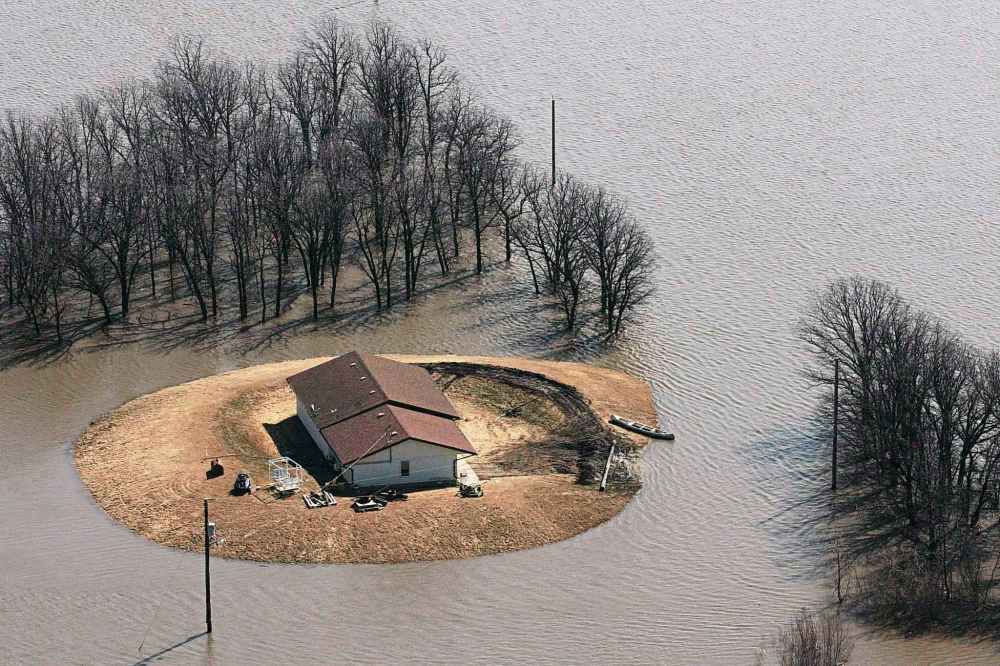 THE CANADIAN PRESS/John Woods
A house just north of Morris, Man. is isolated by floodwater on Tuesday, April 14, 2009. Heavy snowfall in the United States has raised the threat of flooding in Manitoba's Red River Valley this spring.