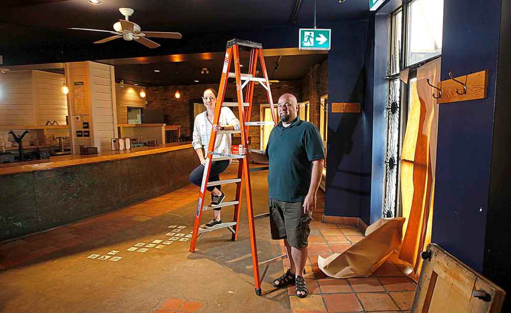 PHIL HOSSACK / WINNIPEG FREE PRESS
Peter and Samantha Vlahos pose in Pete's Place in their new Osborne Village location, Thursday.