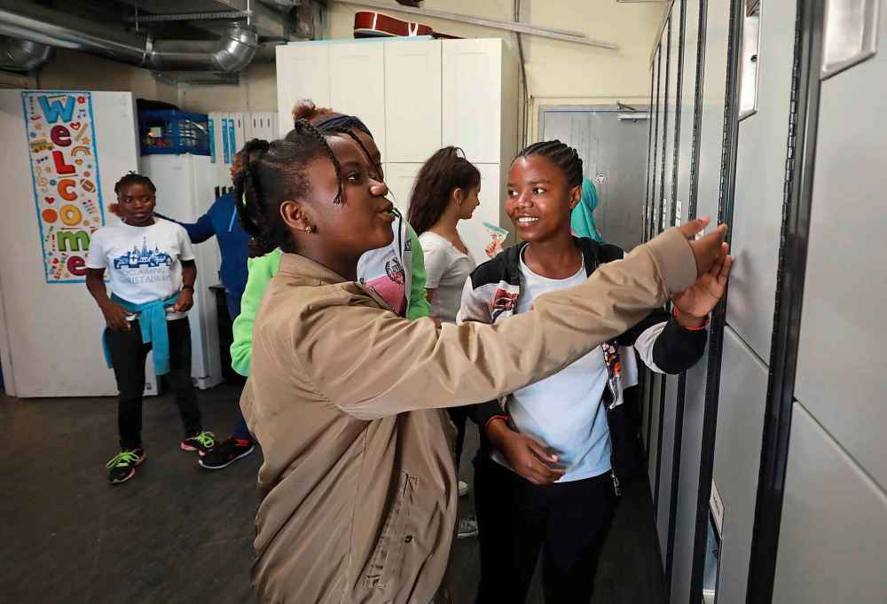 RUTH BONNEVILLE / WINNIPEG FREE PRESS
Students check out their lockers on the opening day of their school Wednesday.