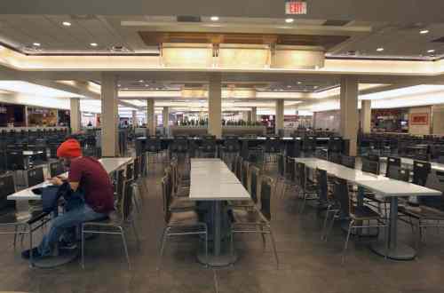 JOE BRYKSA / WINNIPEG FREE PRESS
Polo Park Shopping Centre's food court is a nearly empty as restaurateurs have closed for the morning in light of the city's boil-water advisory.