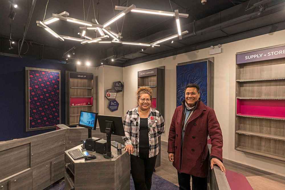 ANDRE BRANDT / WINNIPEG FREE PRESS
Onekanaw Christian Sinclair, right, with Vice Chief Jennifer Flett, inside the Meta Cannabis Supply Co. store in Opaskwayak.