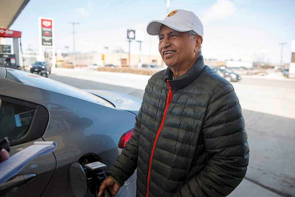 MIKE DEAL / WINNIPEG FREE PRESS
Nick Generao fills up his four-door sedan at a Co-Op gas station: