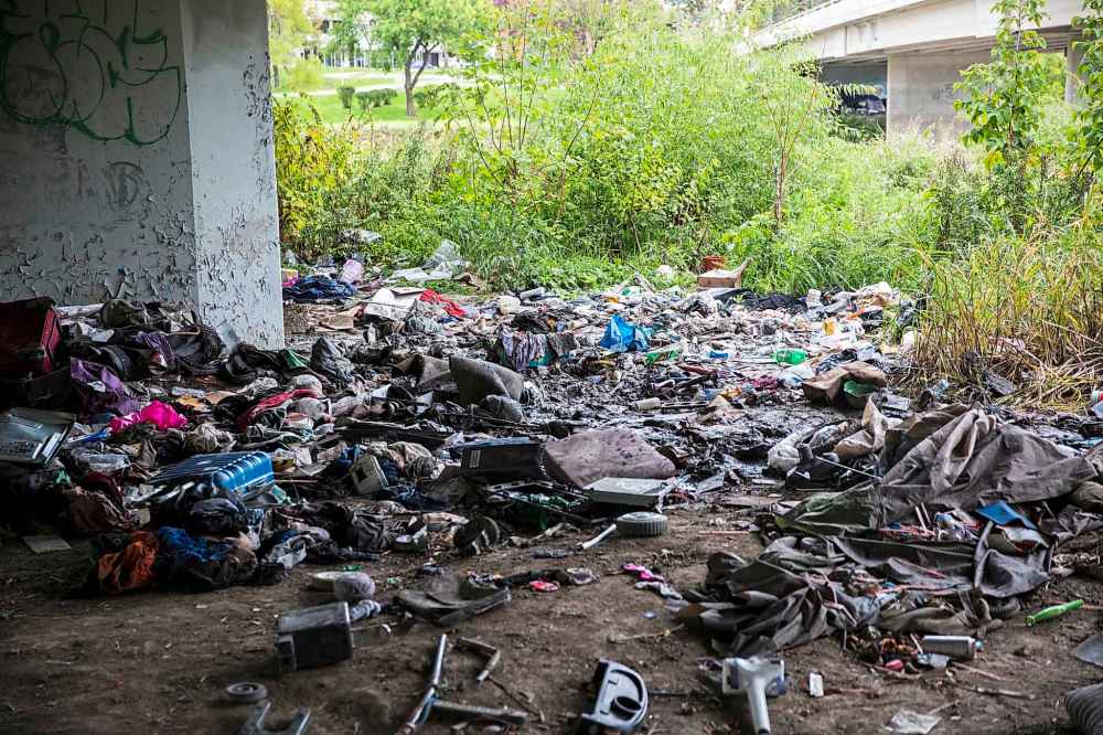 MIKAELA MACKENZIE / WINNIPEG FREE PRESS
Garbage and traces of human habitation under the Maryland Street Bridge.