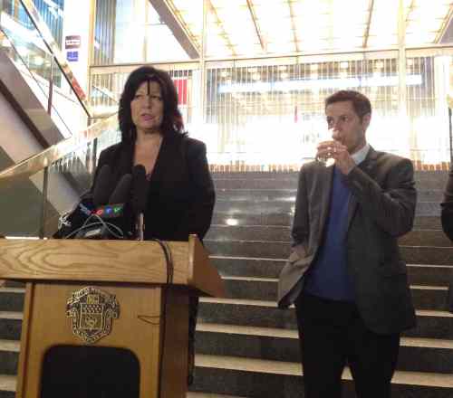 Wayne Glowacki / Winnipeg Free Press
Winnipeg Mayor Brian Bowman drinks a glass of tap water as Diane Sacher, director of the city's water and waste department speaks Thursday at a press conference announcing the boil-water advisory had been lifted.