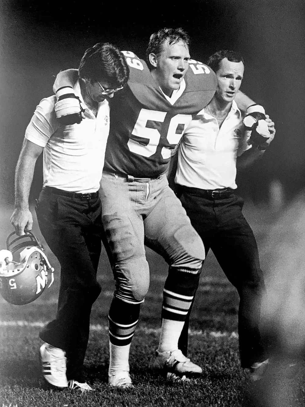KEN GIGLIOTTI / WINNIPEG FREE PRESS FILES
Lyle Bauer is helped off the field.