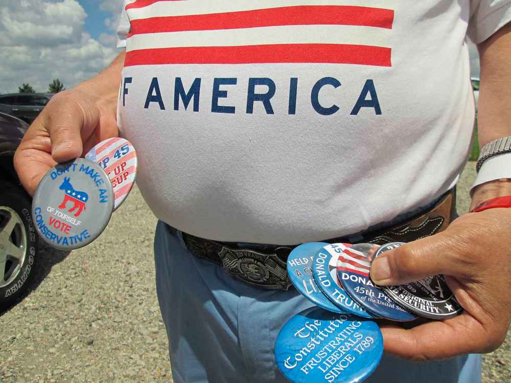 ADAM TREUSCH / WINNIPEG FREE PRESS
Dale Lundeen, 79, of West Fargo, N.D., with some pins he bought from peddler Michael Goodart of Springfield, Mo., on Tuesday.