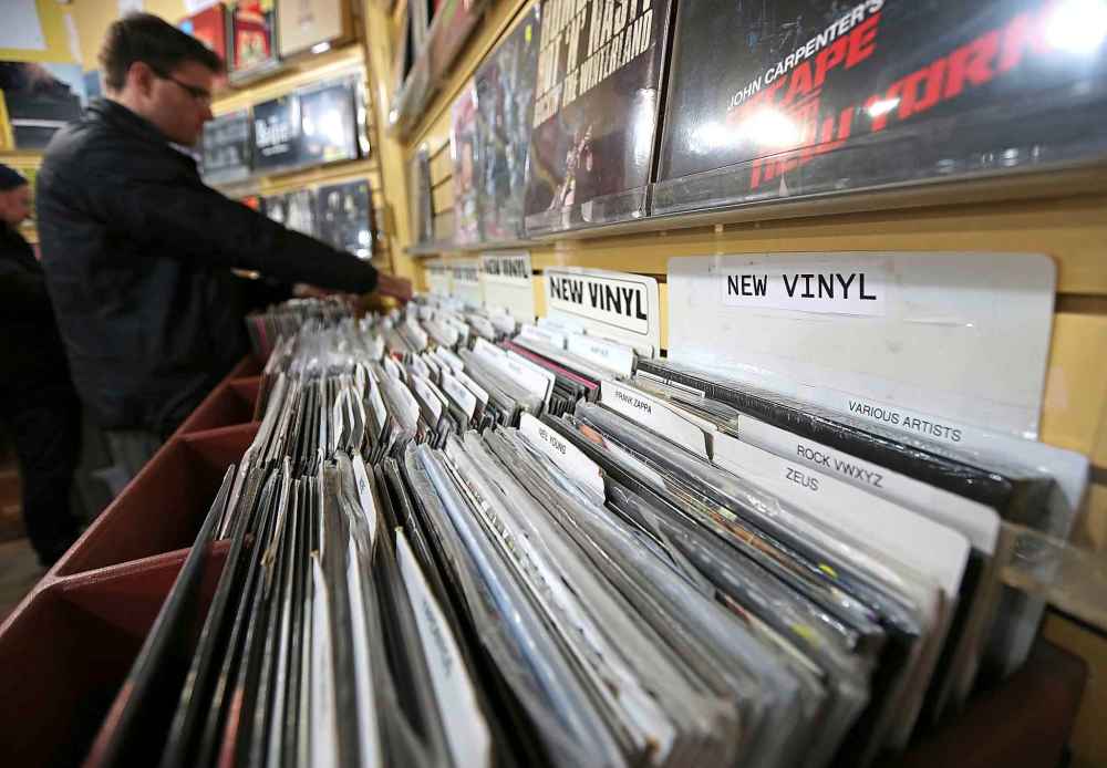 Jason Halstead / Winnipeg Free Press Files
Customers check out vinyl records at Into The Music.
