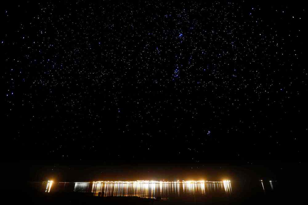 JOHN WOODS / WINNIPEG FREE PRESS
House lights shine bright on Baker Lake.