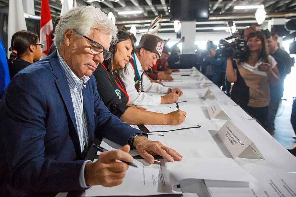 MIKE DEAL / WINNIPEG FREE PRESS FILES
The Trudeau government struck a deal with the seven First Nations in the Treaty One area to transfer most of the former Kapyong Barracks land to become an urban reserve. Jim Carr, Minister of International Trade Diversification and MP for Winnipeg South Centre, and Treaty One First Nations Chiefs sign the agreement last August.