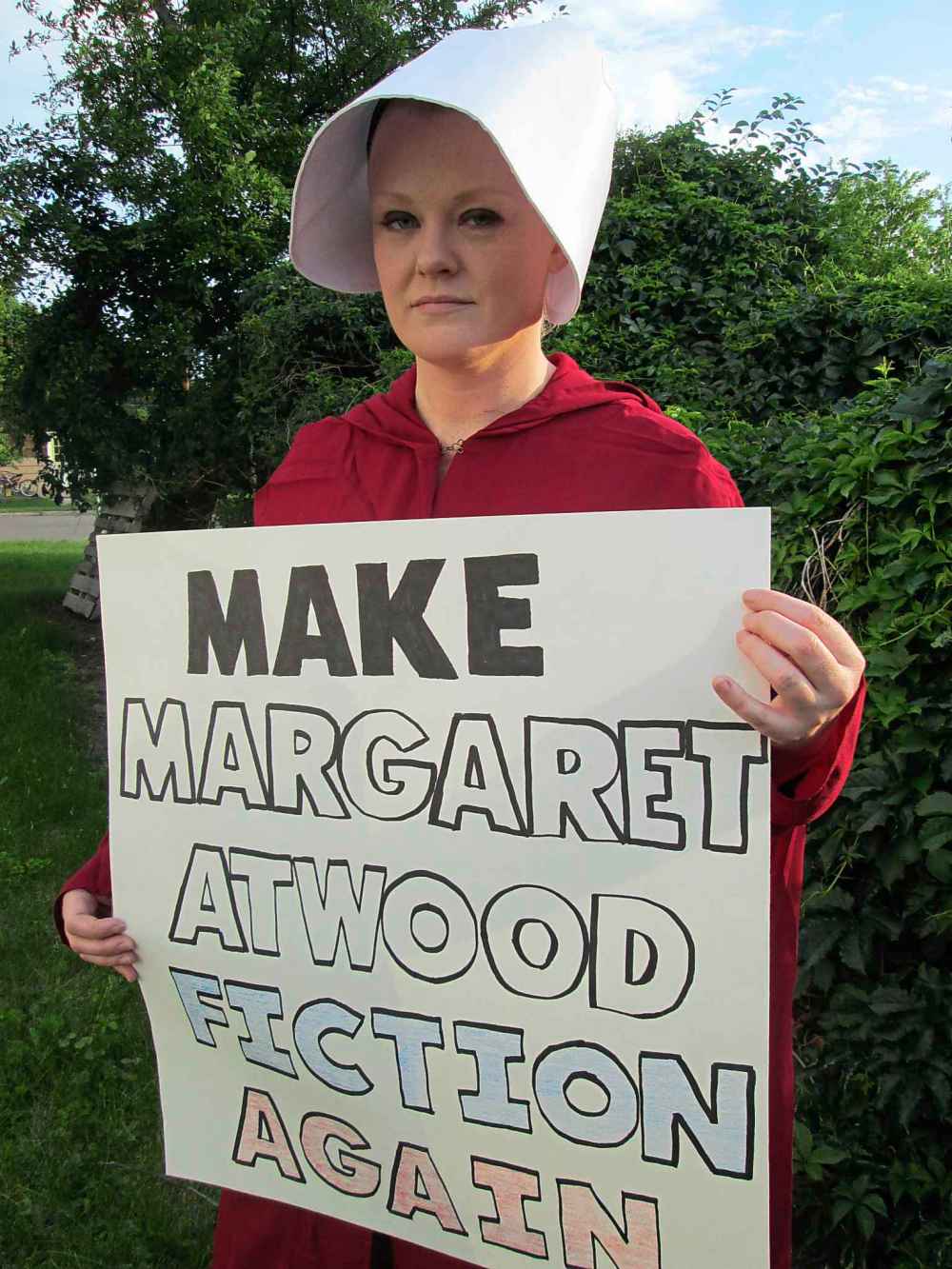 ADAM TREUSCH / WINNIPEG FREE PRESS
Katie Ferguson of Moorhead, Minn., in an outfit, inspired by The Handmaid’s Tale, she plans to wear while protesting a rally by U.S. President Donald Trump.
