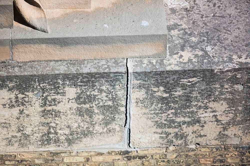 MIKAELA MACKENZIE / WINNIPEG FREE PRESS
Cracks in the stone of the Manitoba Legislative Building.